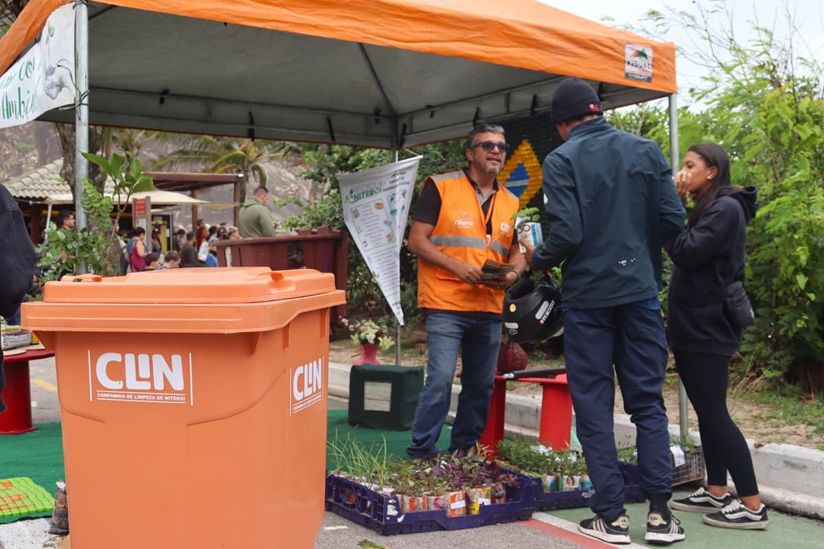Clin une limpeza, reciclagem e educação ambiental no Itacoatiara Big Wave