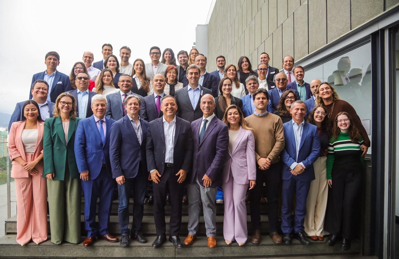 Niterói recebe prefeitos e governadores de dez países em encontro sobre governança e desenvolvimento